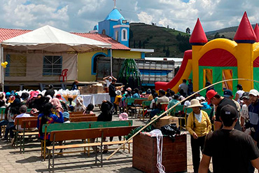Texticom-noticias-premio-KAIZEN hombre joven en taller usando casco naranja