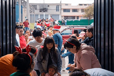 Texticom-noticias-premio-KAIZEN hombre joven en taller usando casco naranja